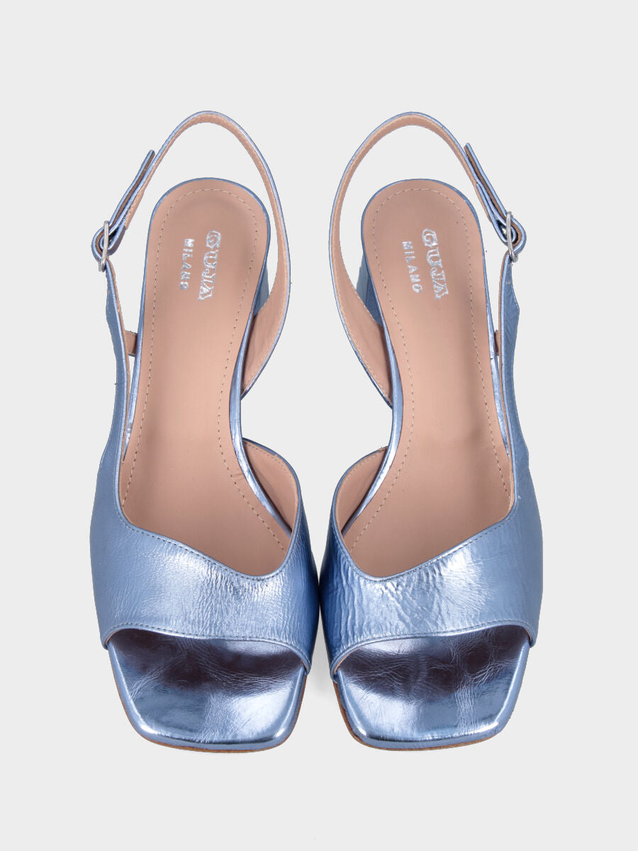 Sandalo in laminato celeste con fascia ondulata e cinturino incrociato
