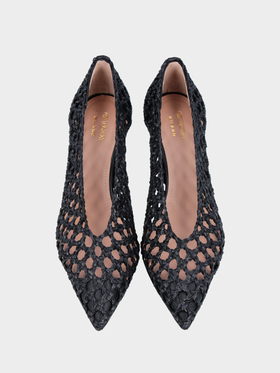 Décolleté in rafia nera con intreccio traforato e tacco a calice