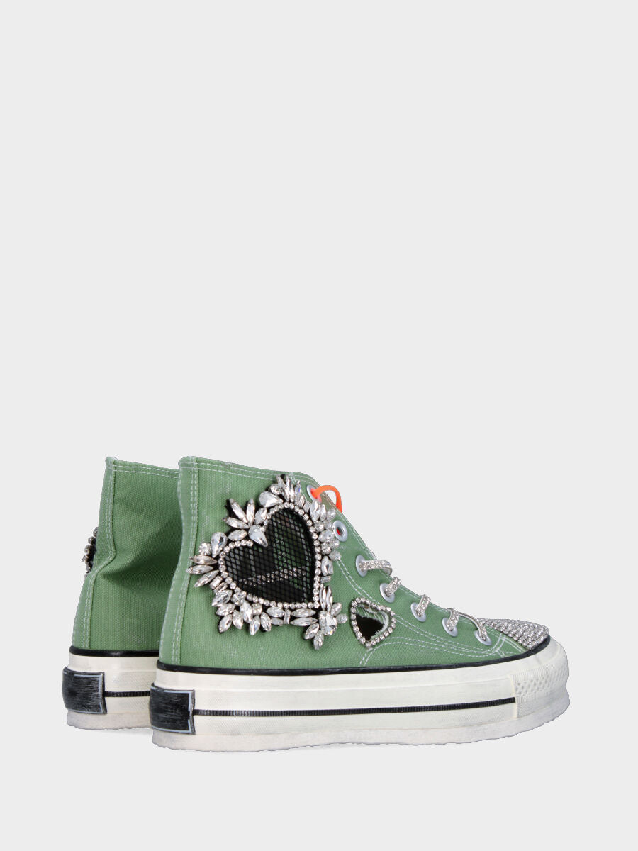Sneaker in tessuto verde con cuori di strass e platform flat