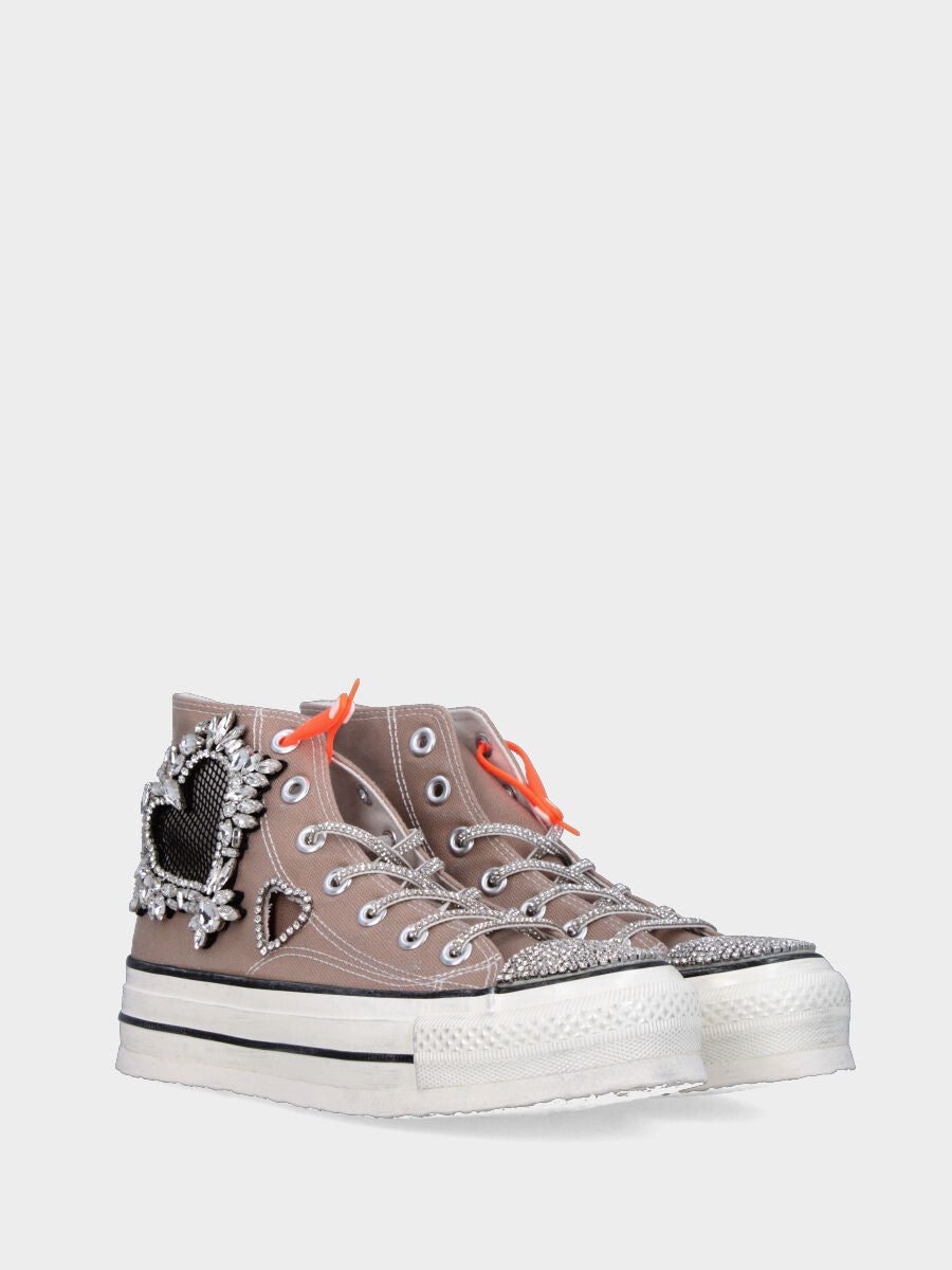 Sneaker in tessuto taupe con cuori di strass e platform flat