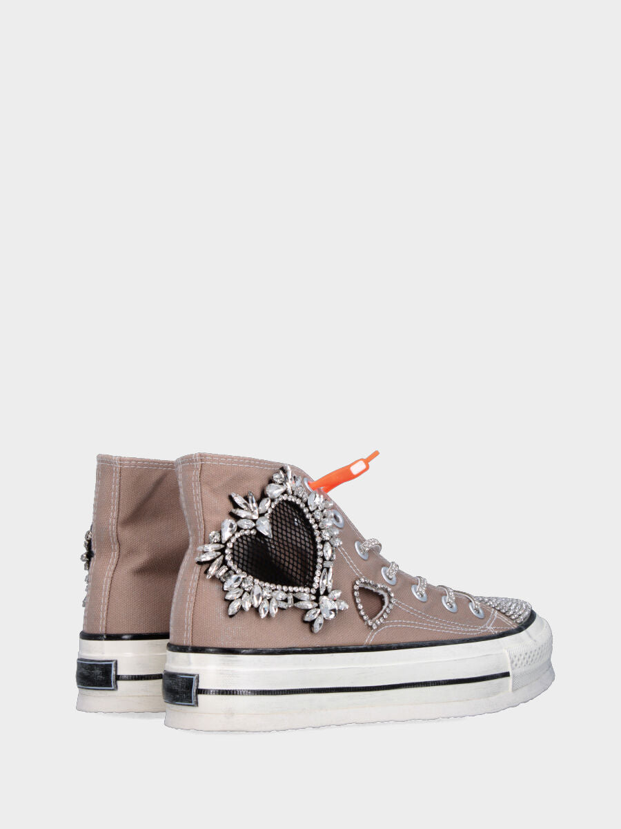 Sneaker in tessuto taupe con cuori di strass e platform flat