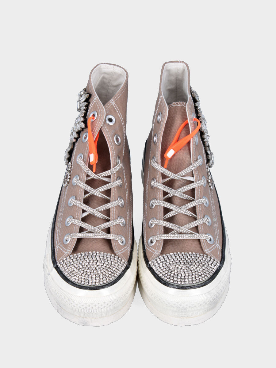 Sneaker in tessuto taupe con cuori di strass e platform flat