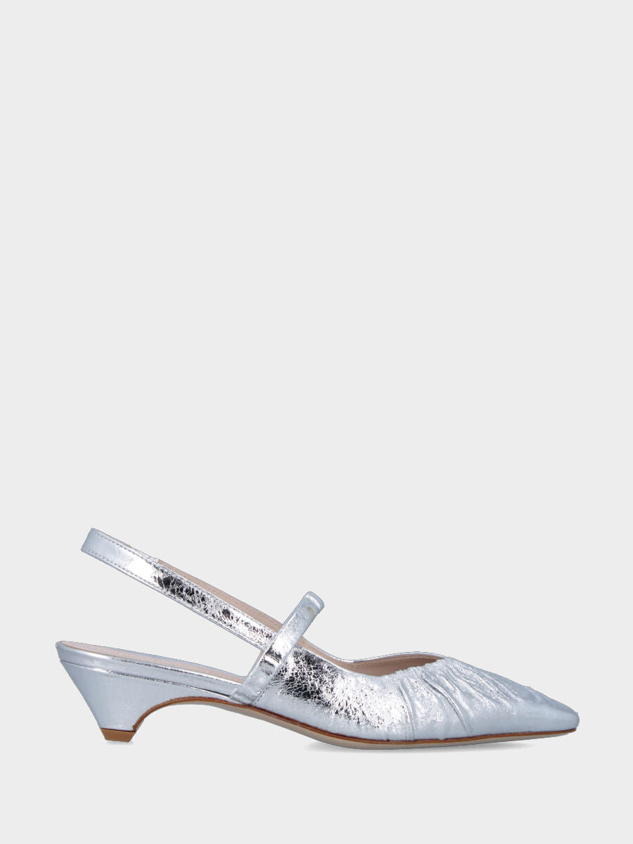 Slingback in laminato argento con tacco incavato e tomaia incrociata