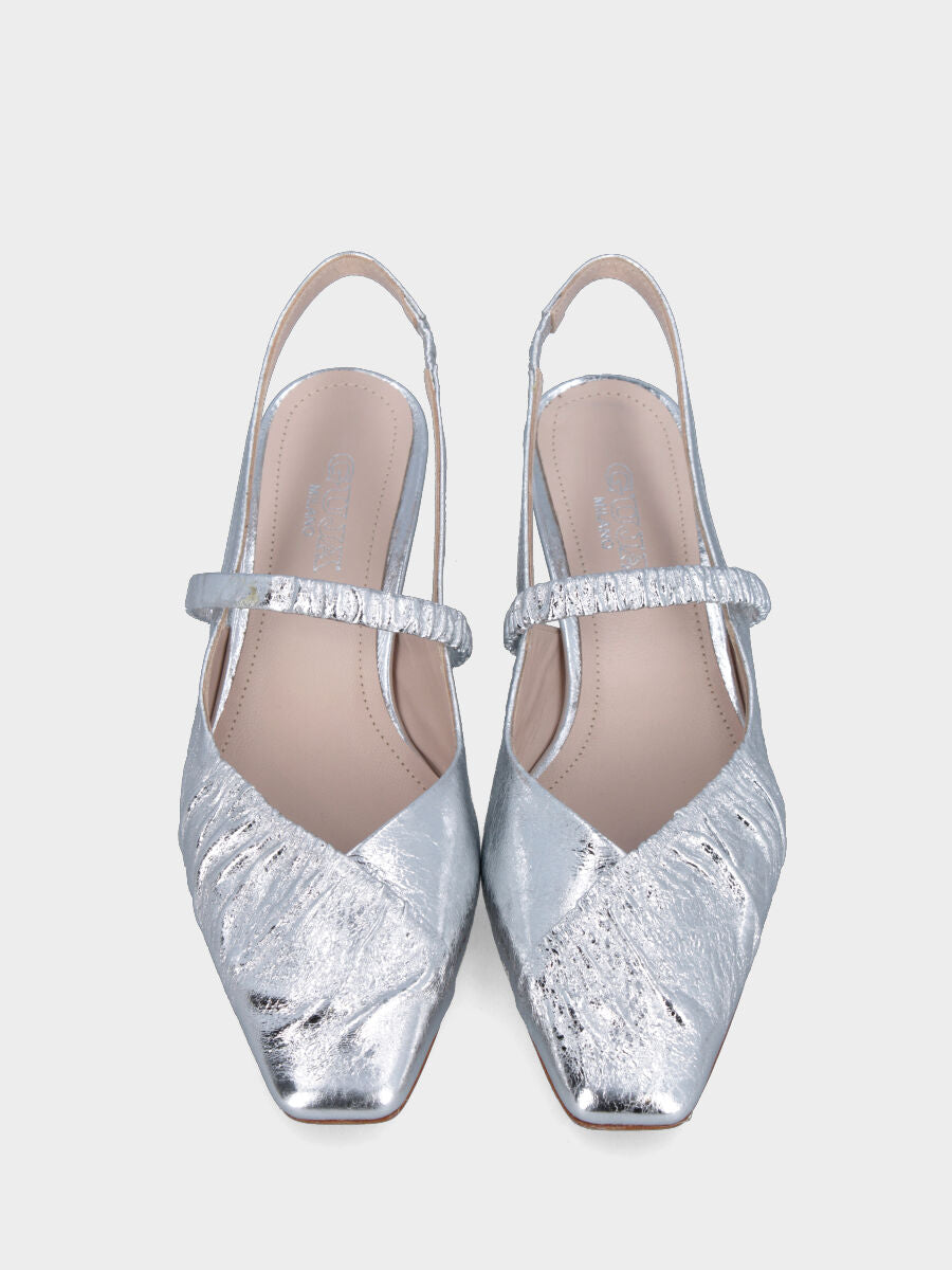 Slingback in laminato argento con tacco incavato e tomaia incrociata