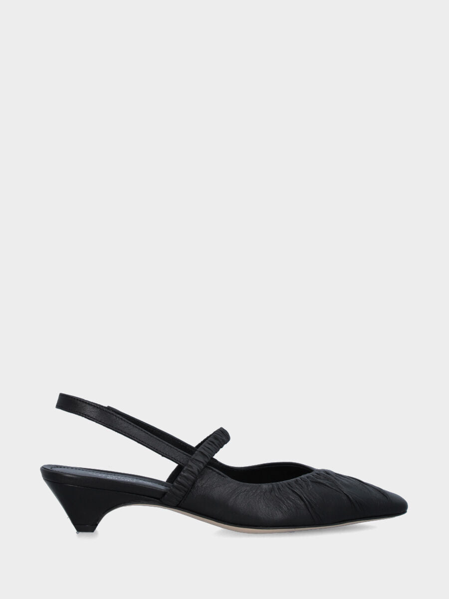 Slingback in vitello nero con tacco incavato e tomaia incrociata