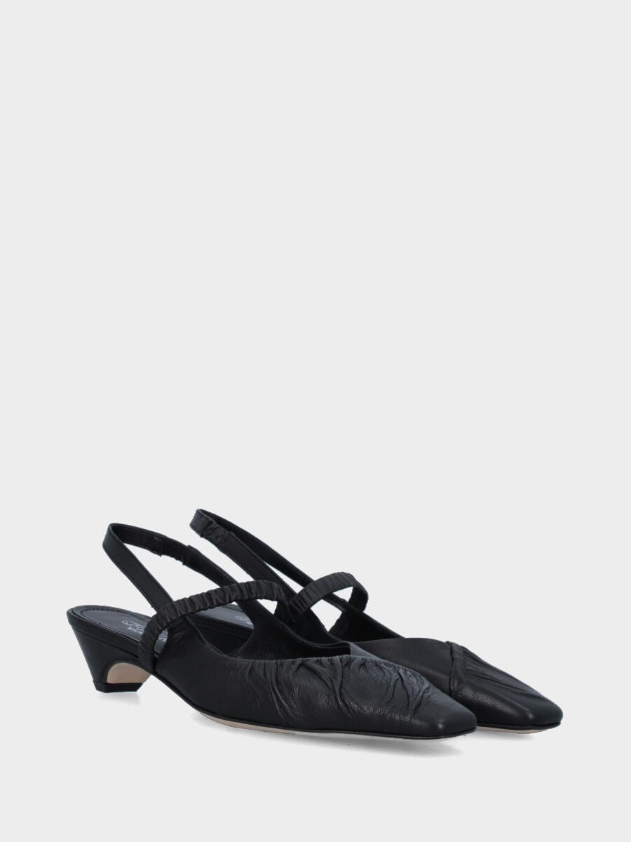 Slingback in vitello nero con tacco incavato e tomaia incrociata