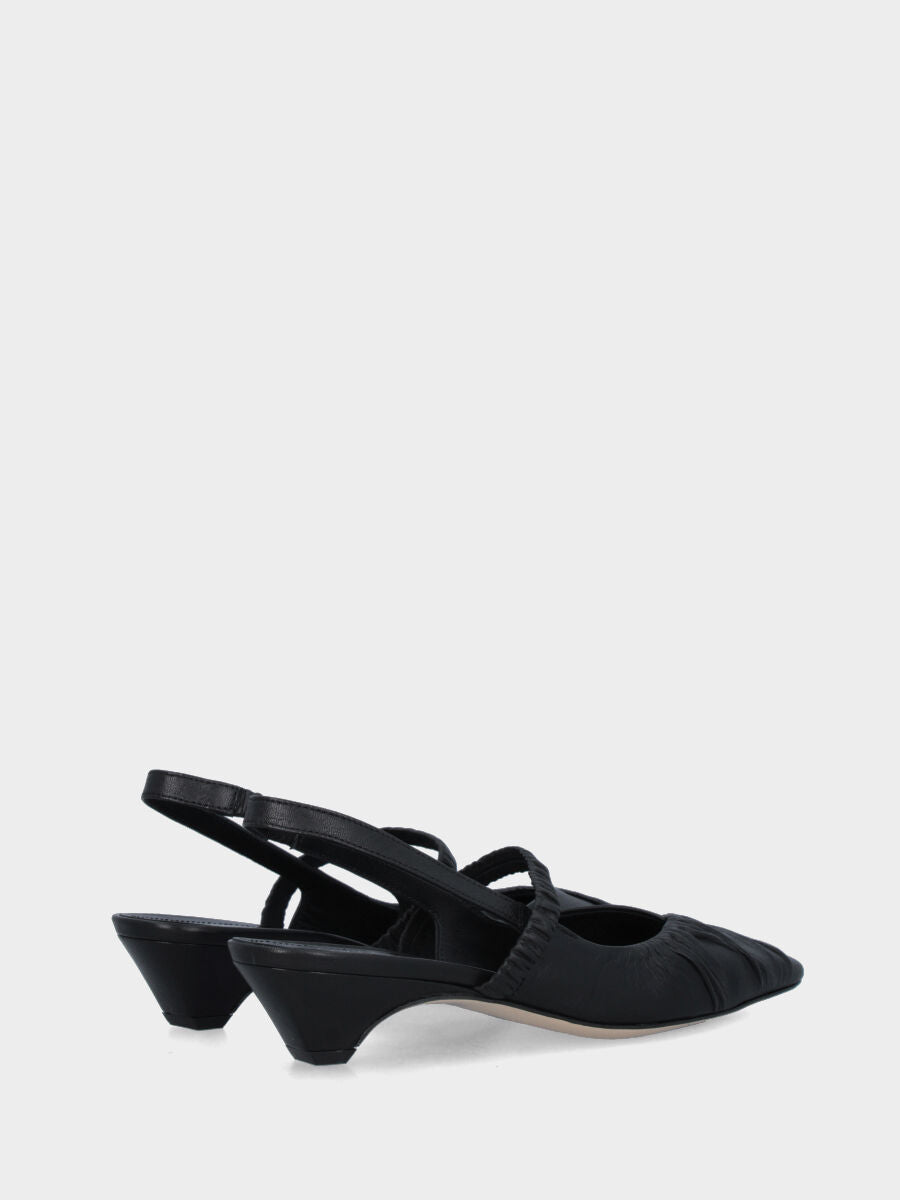Slingback in vitello nero con tacco incavato e tomaia incrociata