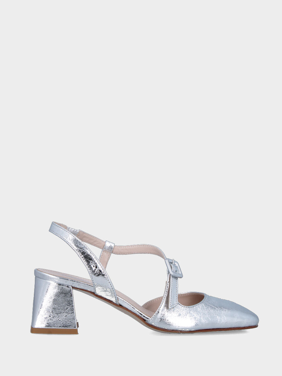 Slingback in laminato argento con cinturino sinuoso e tacco a blocco