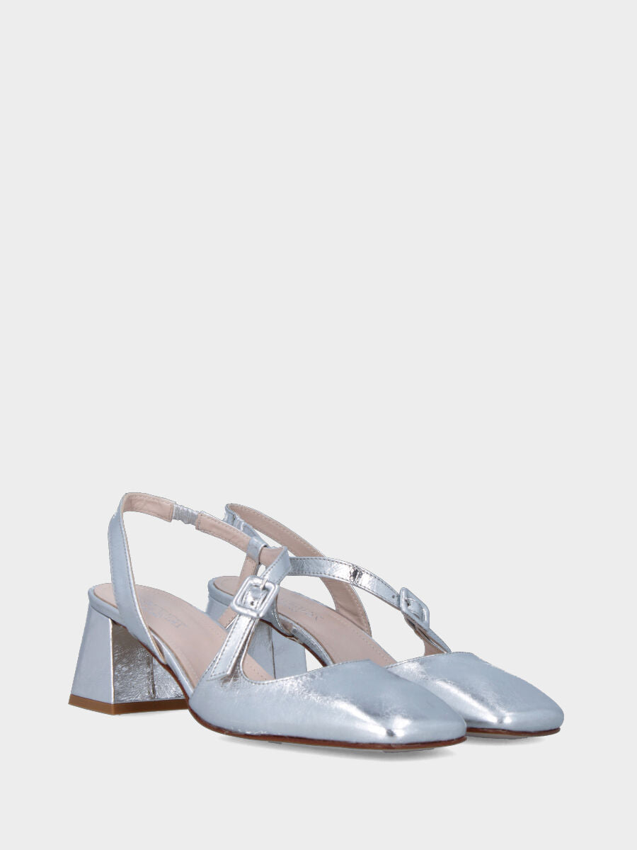 Slingback in laminato argento con cinturino sinuoso e tacco a blocco
