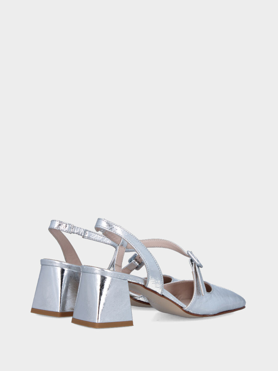 Slingback in laminato argento con cinturino sinuoso e tacco a blocco