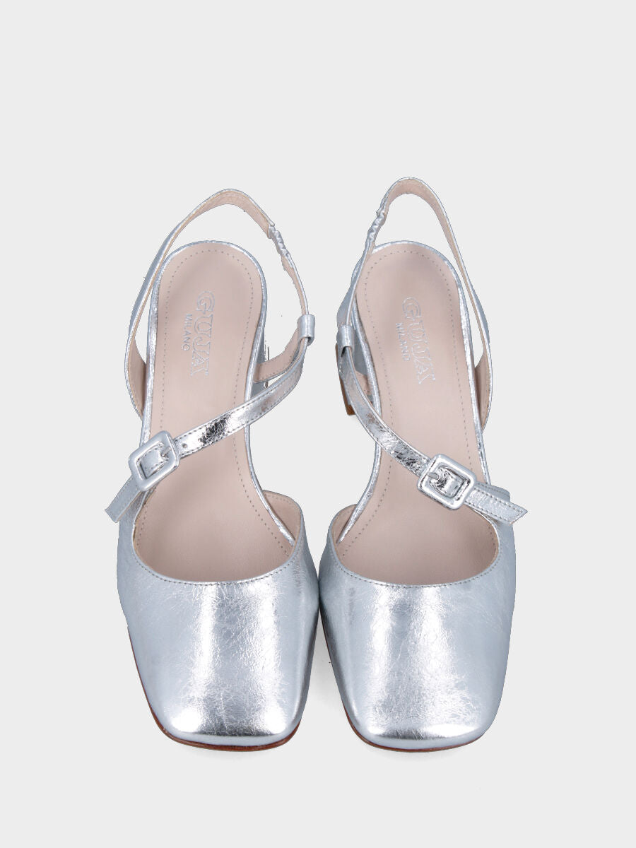 Slingback in laminato argento con cinturino sinuoso e tacco a blocco