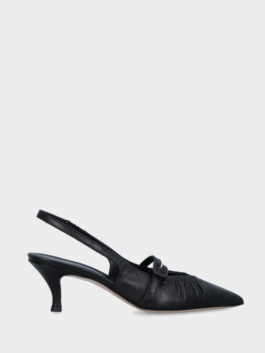 Slingback in nappa nera con tacco incavato a coda e tomaia con venature