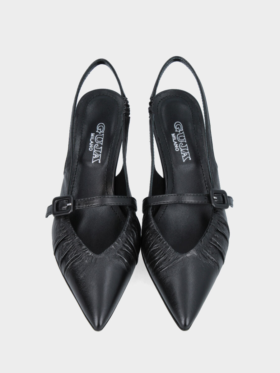 Slingback in nappa nera con tacco incavato a coda e tomaia con venature