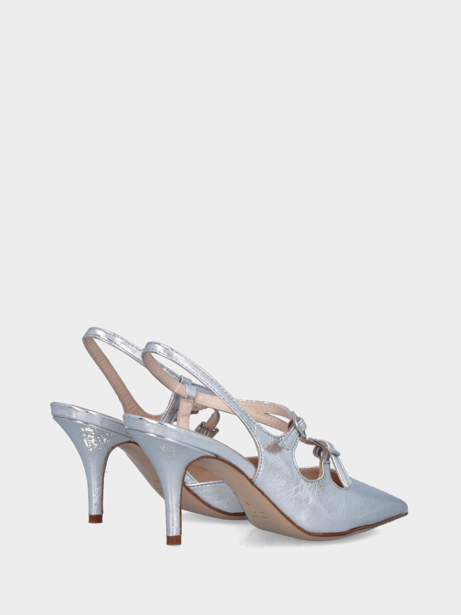 Slingback in laminato argento con tacco incavato e cinturini a V