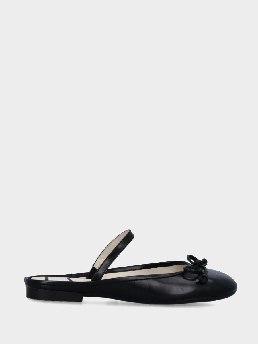 Sabot in nappa nera con cinturino e fiocchetto