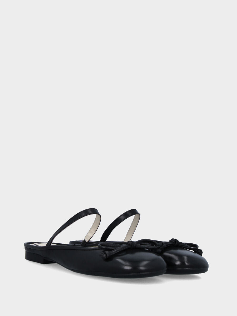 Sabot in nappa nera con cinturino e fiocchetto