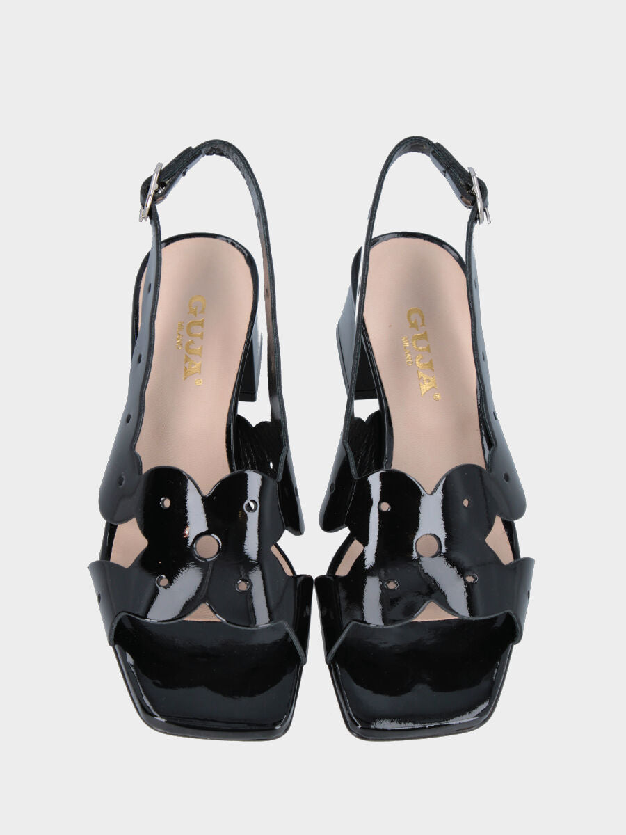 Sandalo in vernice nera con taglio ondulato e tacco largo