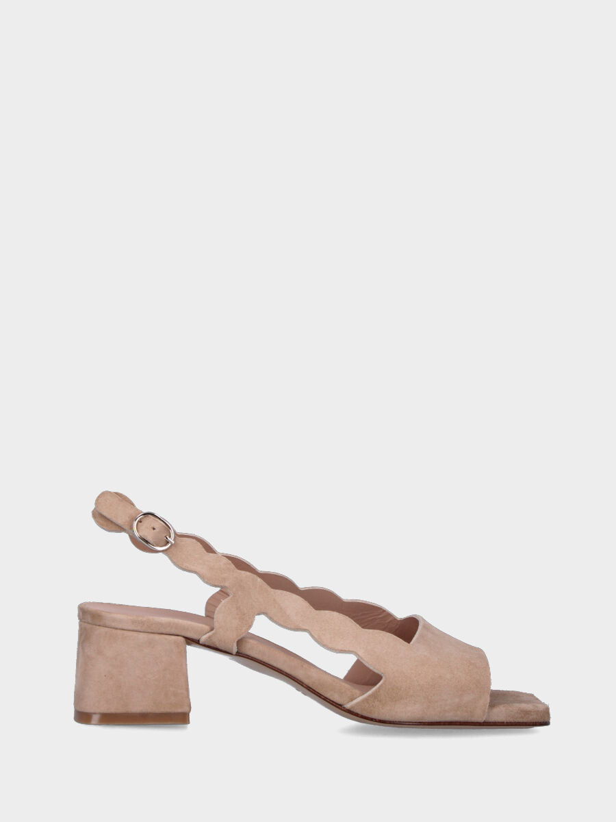 Sandalo in camoscio beige con fascia e cinturino ondulato