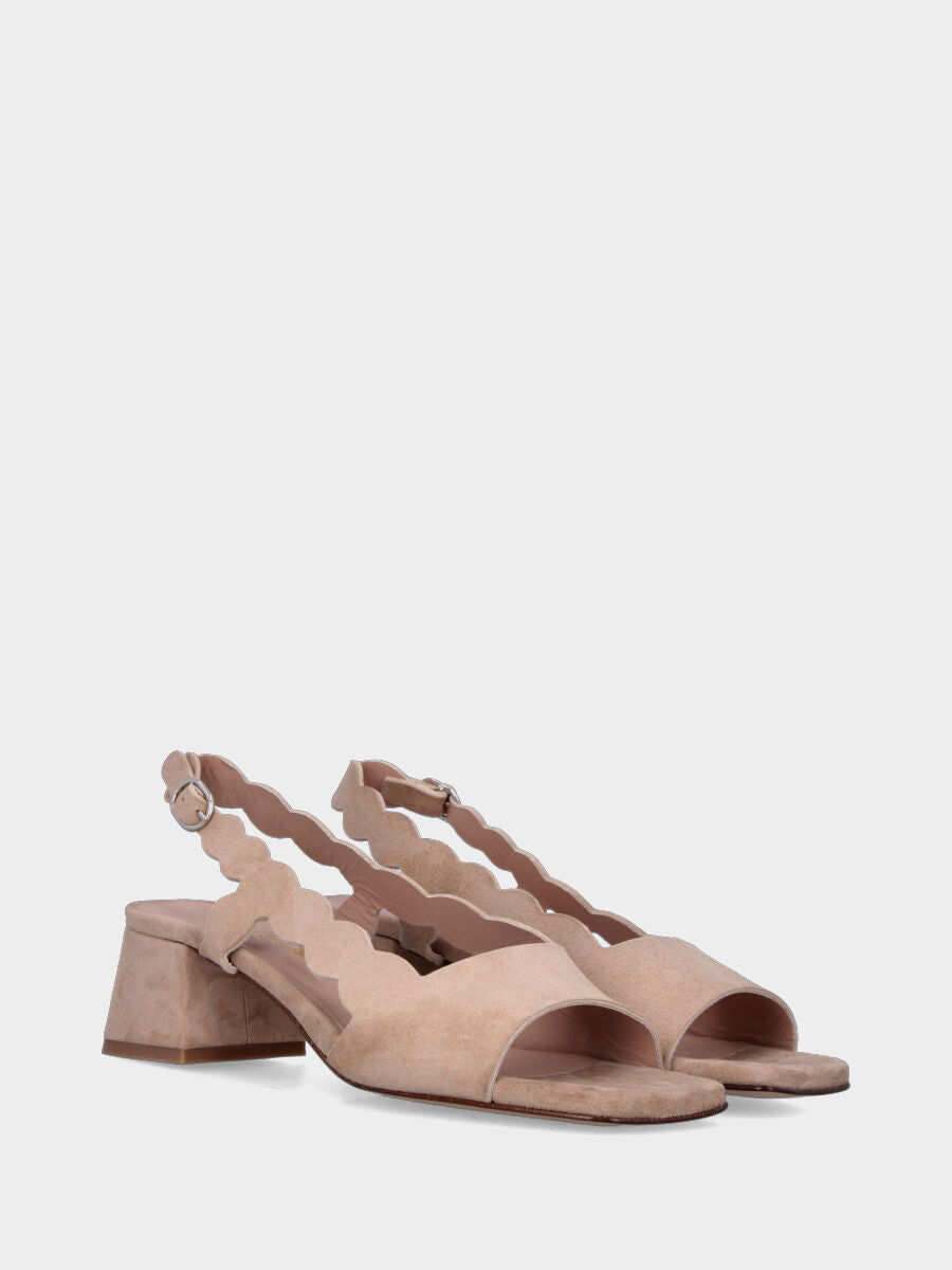 Sandalo in camoscio beige con fascia e cinturino ondulato