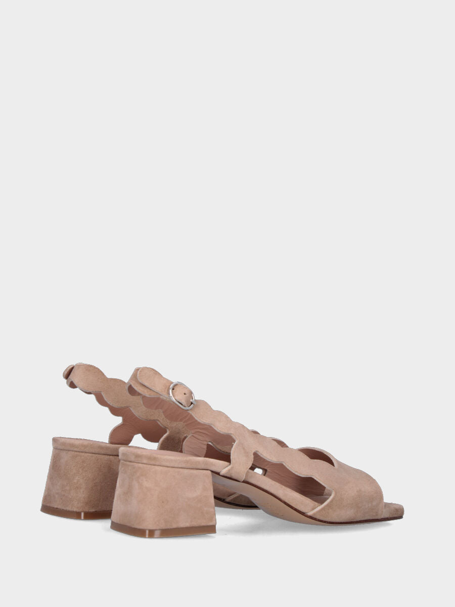 Sandalo in camoscio beige con fascia e cinturino ondulato