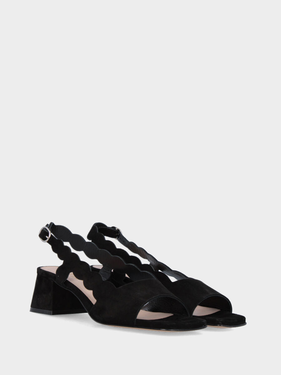 Sandalo in camoscio nero con fascia e cinturino ondulato