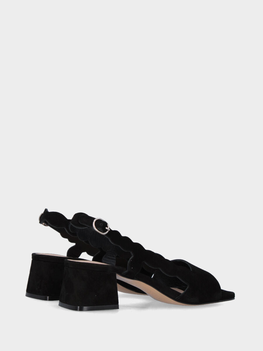 Sandalo in camoscio nero con fascia e cinturino ondulato
