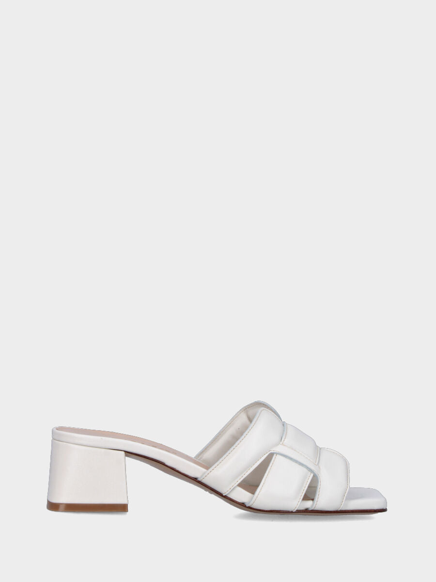 Ciabattina in nappa bianco panna con fascette bombate e tacco largo