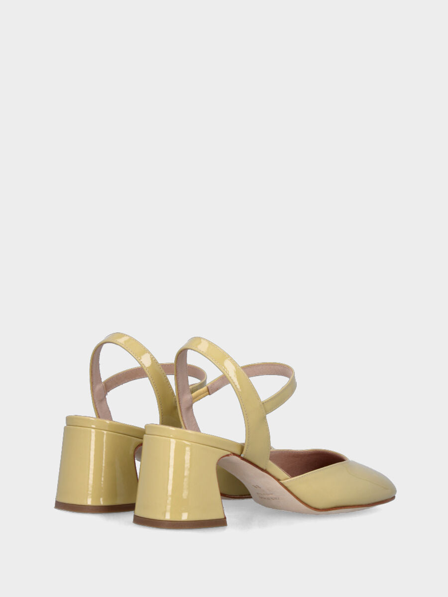 Slingback in vernice gialla con punta quadrata e cinturino elasticizzato