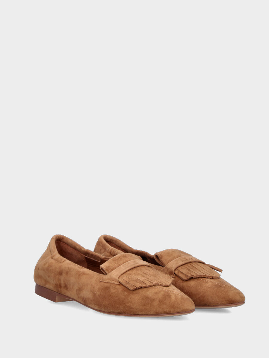 Mocassino in camoscio color cuoio con lavorazione a sacchetto e frangia