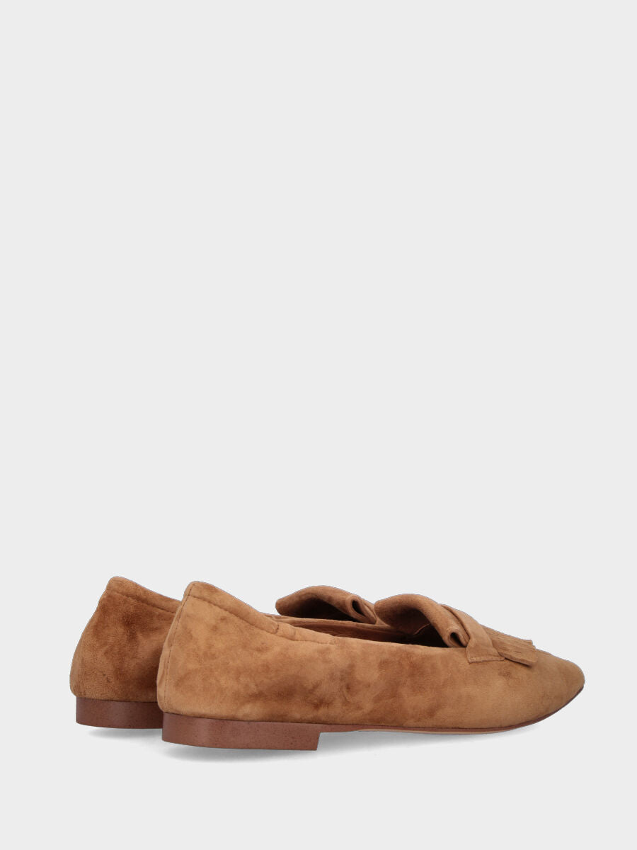 Mocassino in camoscio color cuoio con lavorazione a sacchetto e frangia