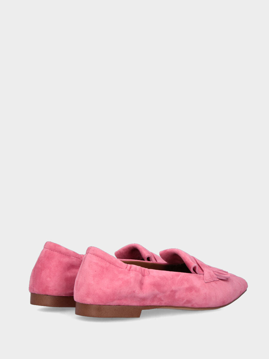 Mocassino in camoscio rosa con lavorazione a sacchetto e frangia