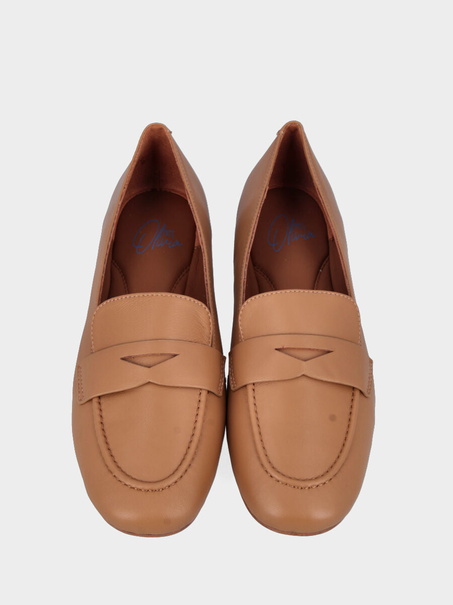 Mocassino in nappa color cuoio con bordino cucito e lavorazione a sacchetto