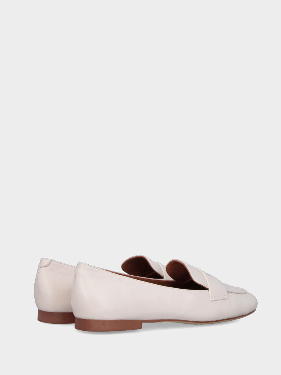 Mocassino in nappa bianco latte con bordino cucito e lavorazione a sacchetto