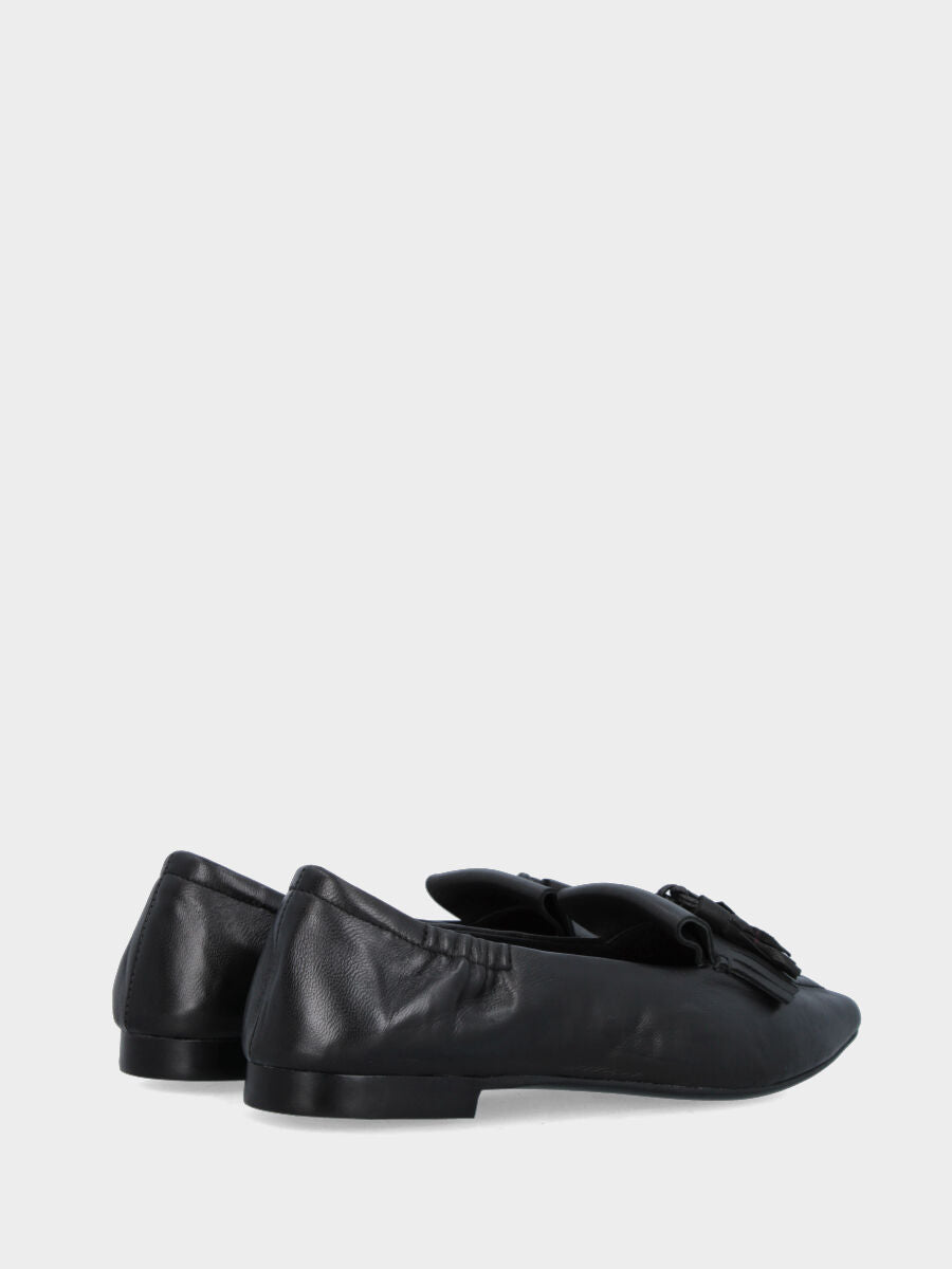 Mocassino in nappa nera con frangia e nappine