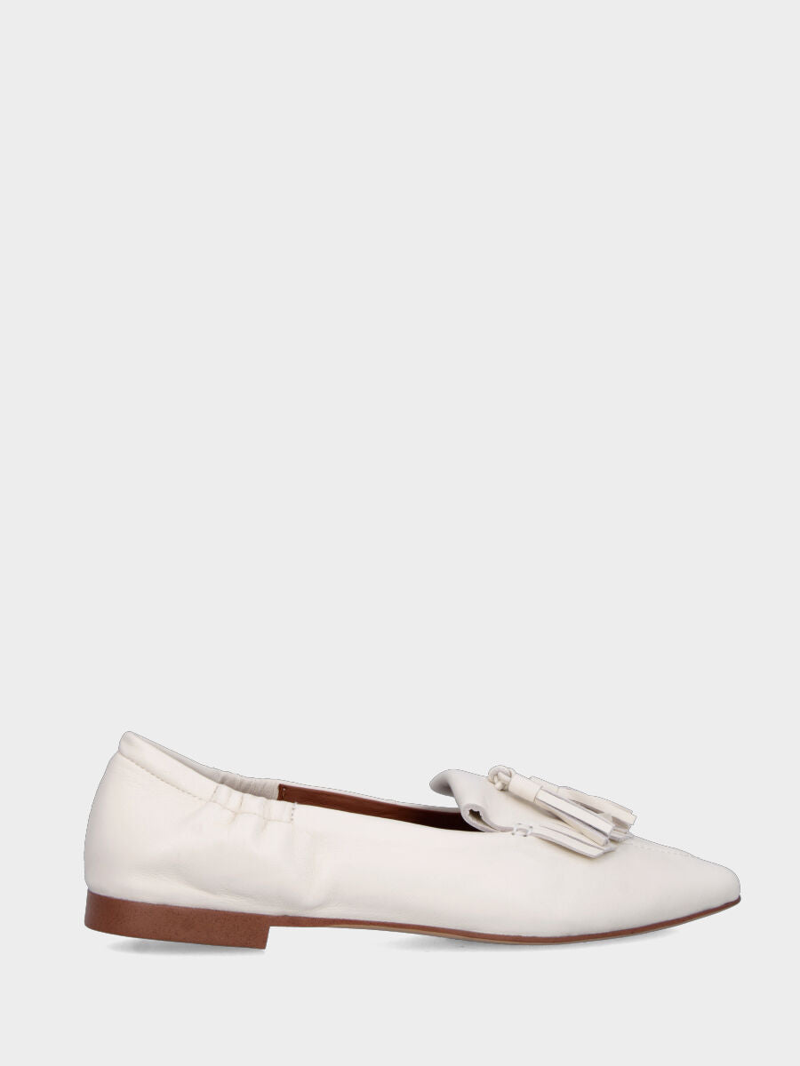 Mocassino in nappa bianco latte con frangia e nappine
