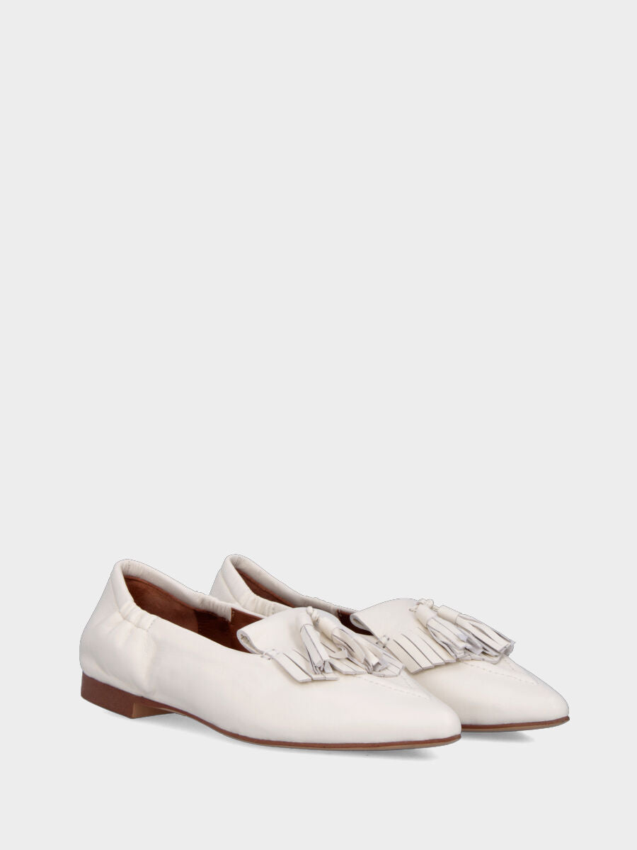Mocassino in nappa bianco latte con frangia e nappine