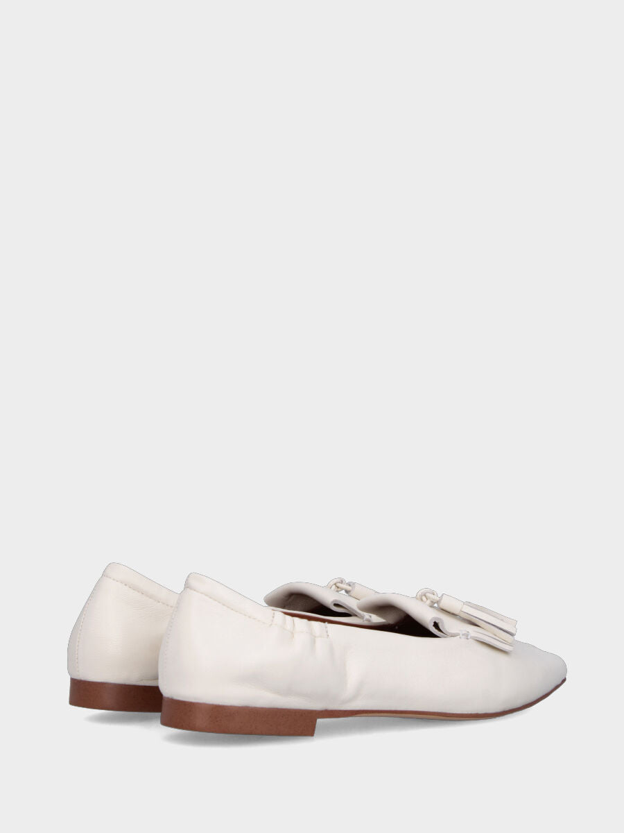 Mocassino in nappa bianco latte con frangia e nappine