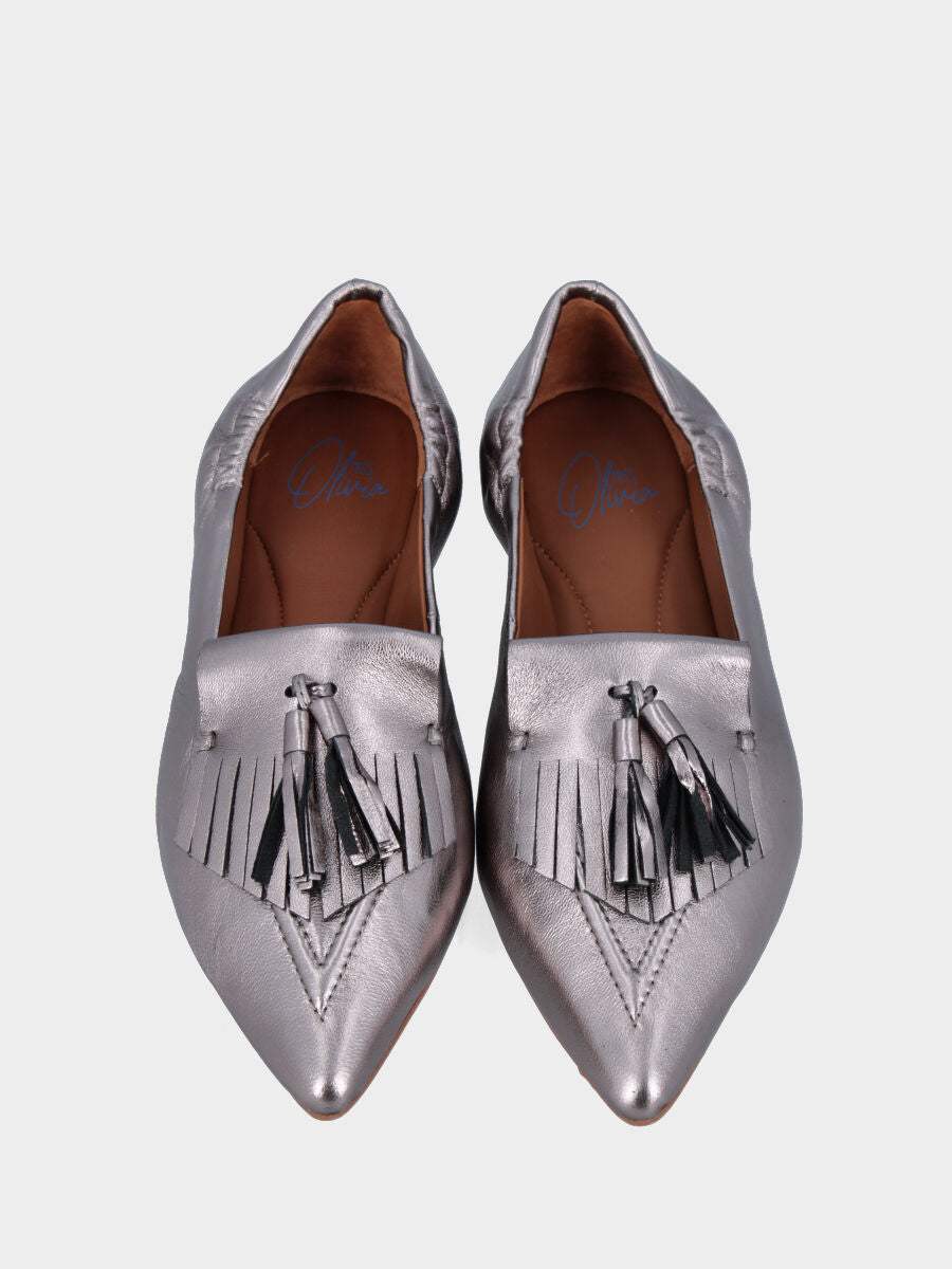 Mocassino in laminato acciaio lavorato a sacchetto con frangia e nappine