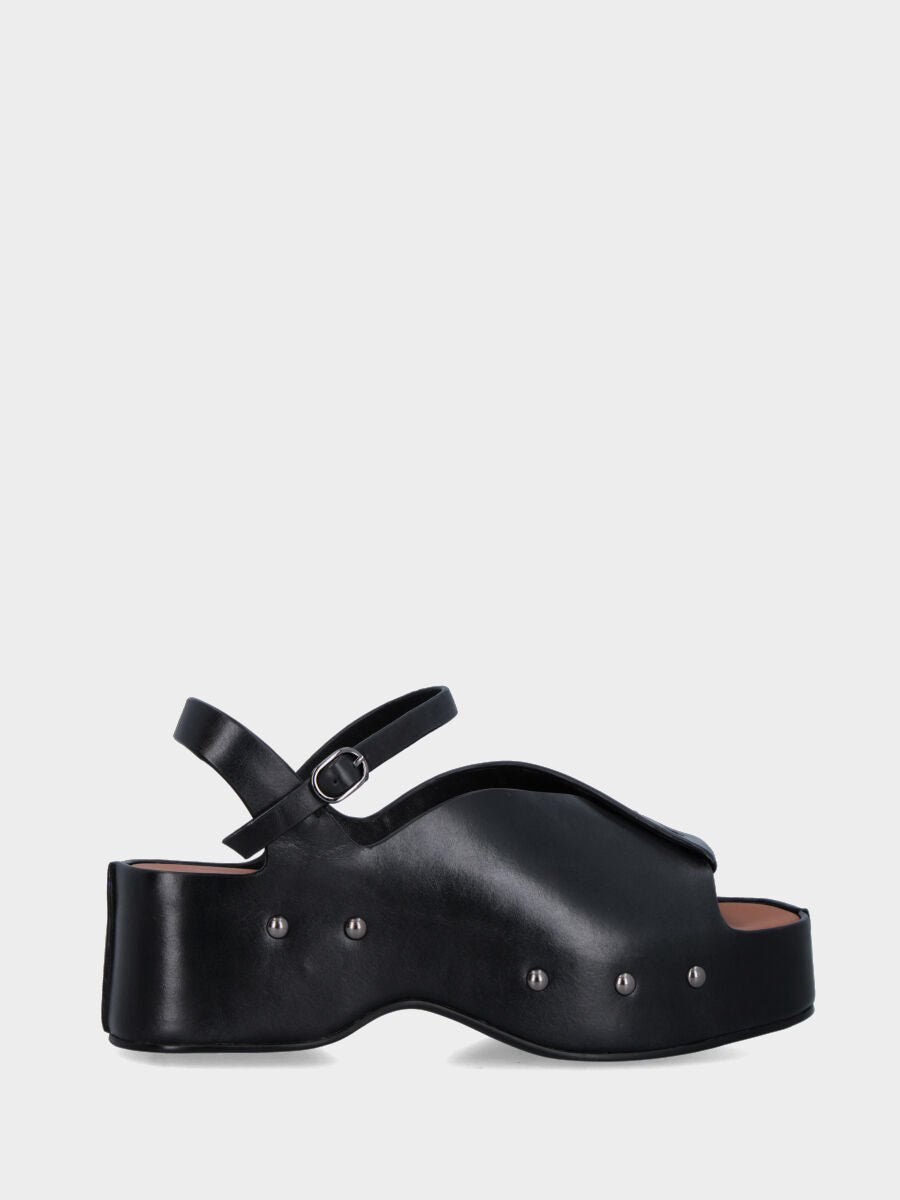 Sandalo in vitello nero con fasce e zeppa chiodata