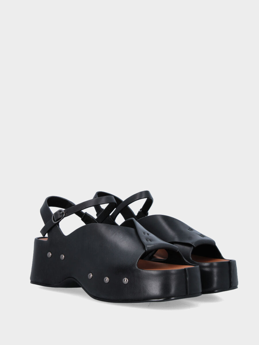 Sandalo in vitello nero con fasce e zeppa chiodata