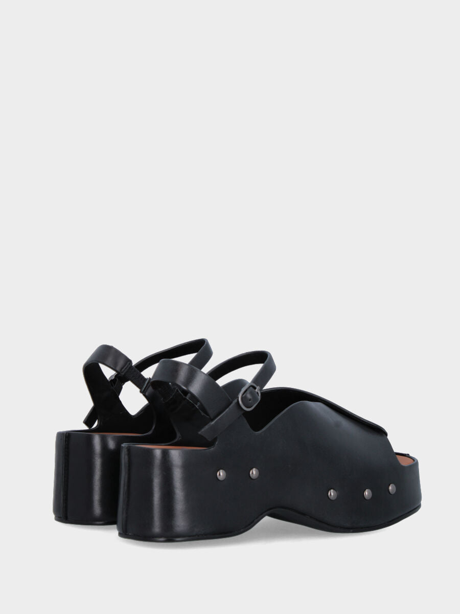 Sandalo in vitello nero con fasce e zeppa chiodata