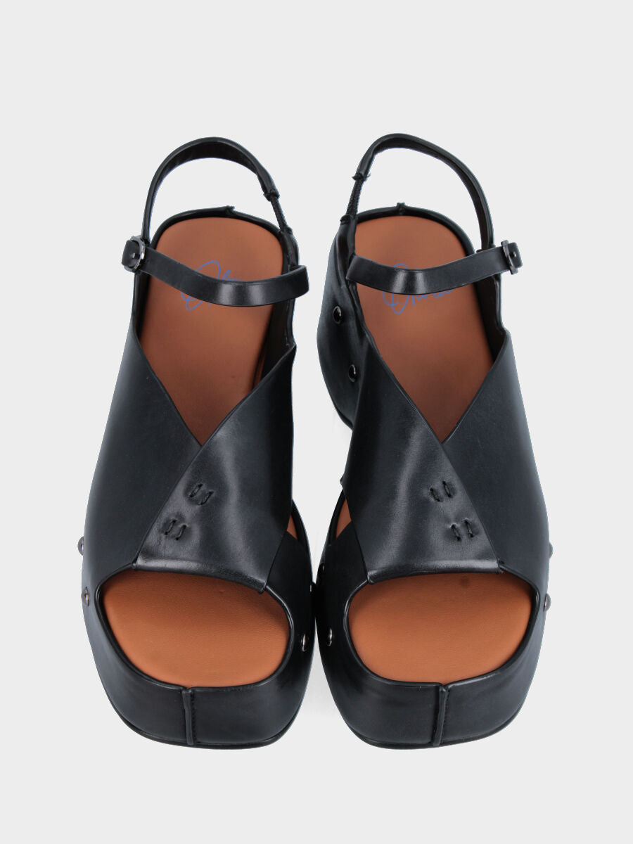 Sandalo in vitello nero con fasce e zeppa chiodata