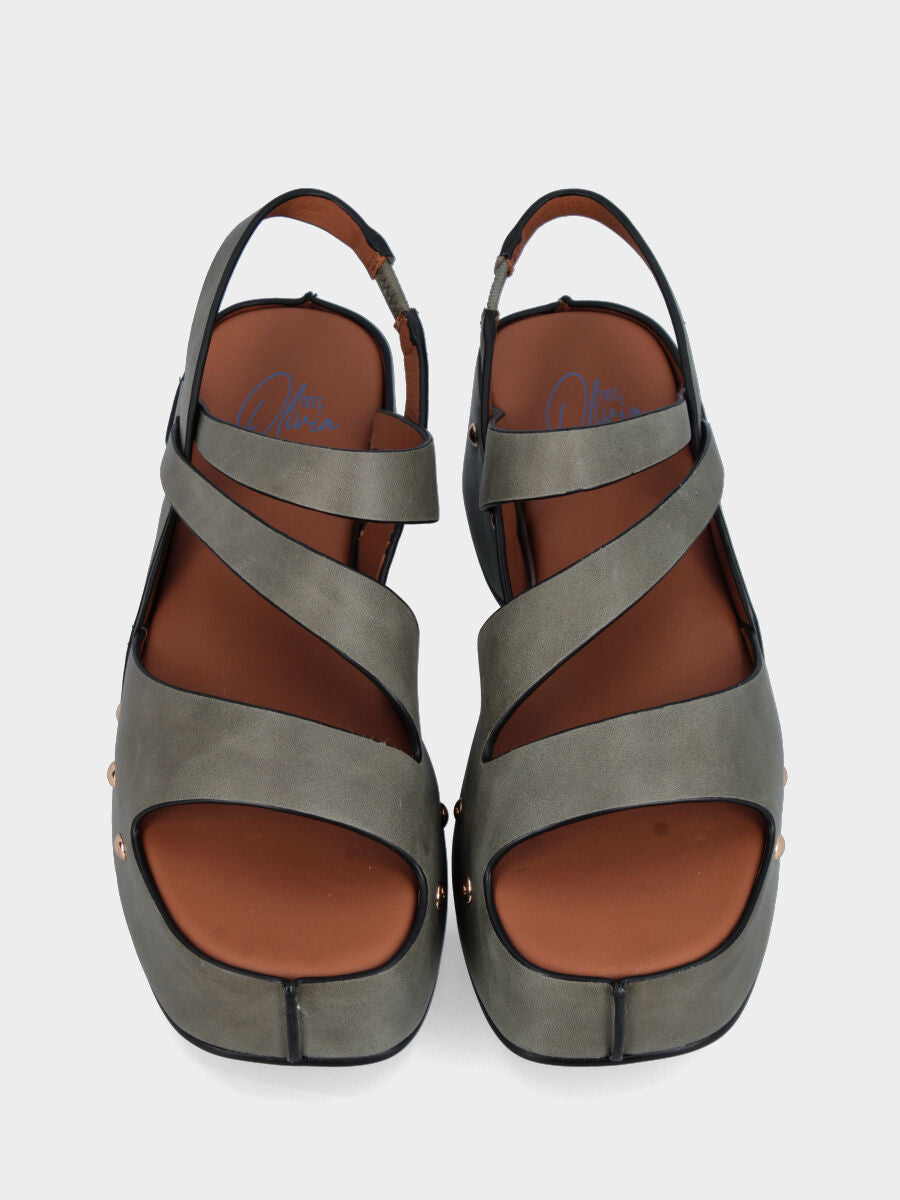 Sandalo in vitello verde salvia con fasce asimmetriche e zeppa