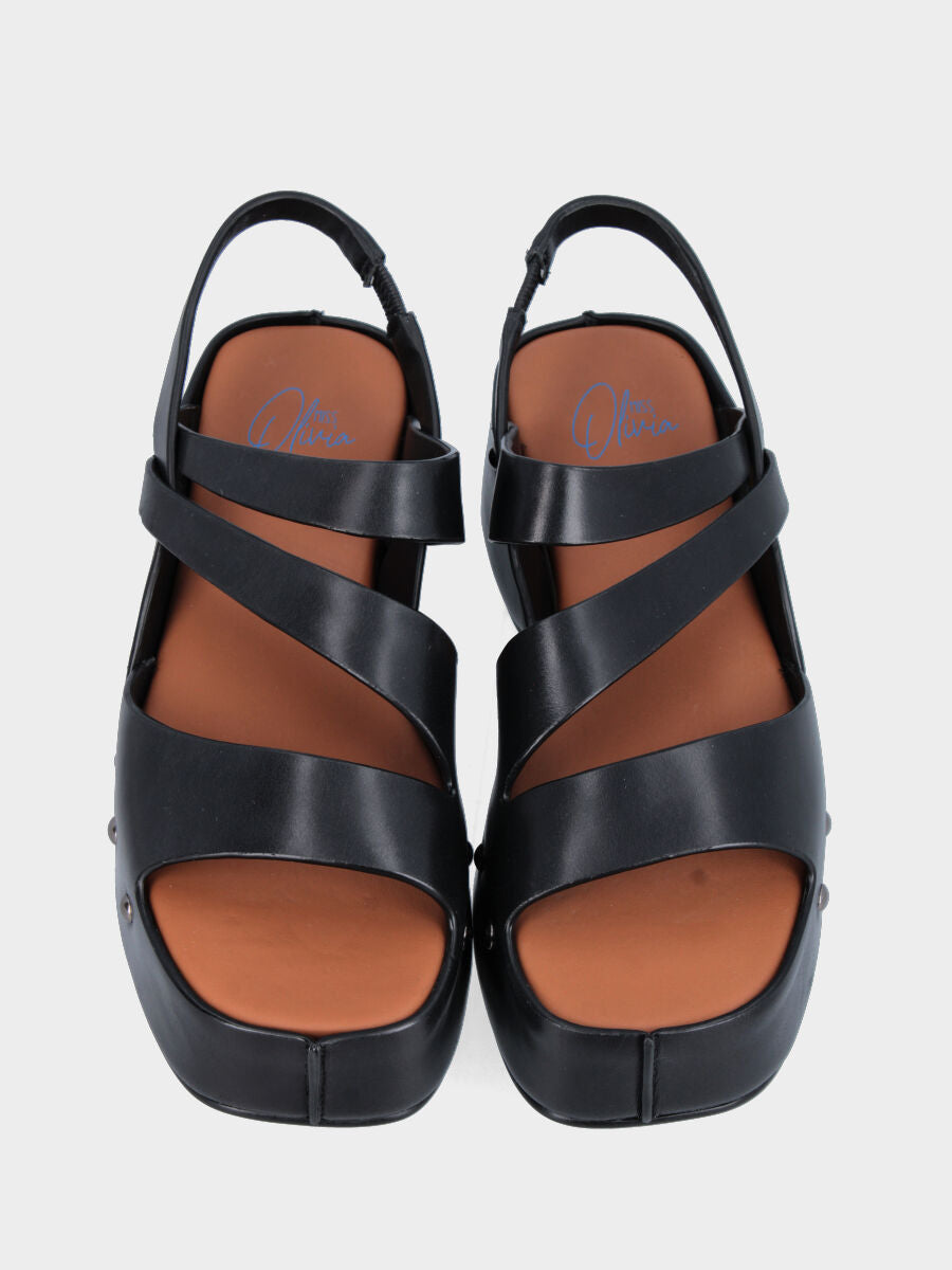 Sandalo in vitello nero con fasce asimmetriche e zeppa