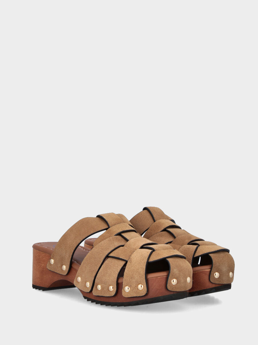 Ciabattone in camoscio color cammello con fasce chiodate e zeppa in legno
