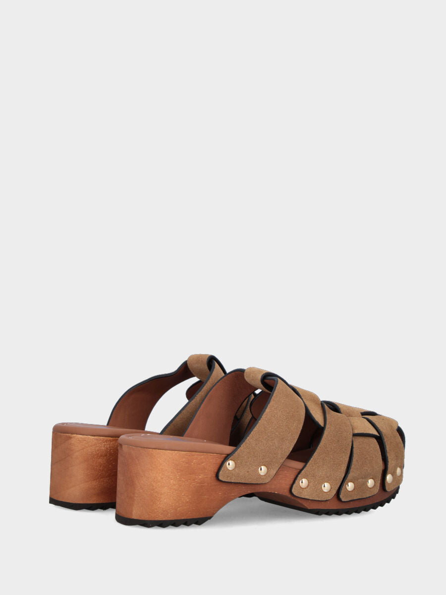 Ciabattone in camoscio color cammello con fasce chiodate e zeppa in legno