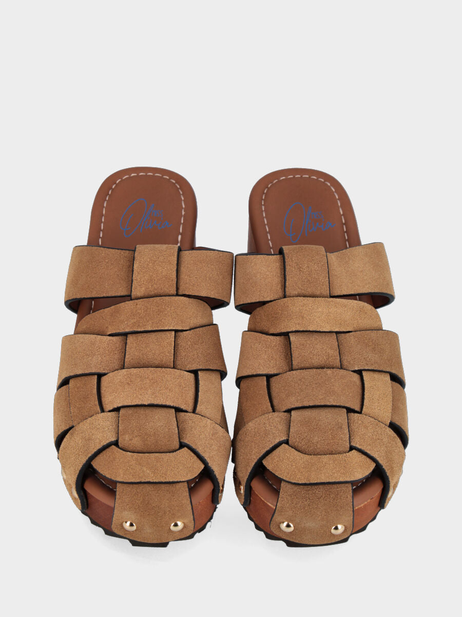 Ciabattone in camoscio color cammello con fasce chiodate e zeppa in legno