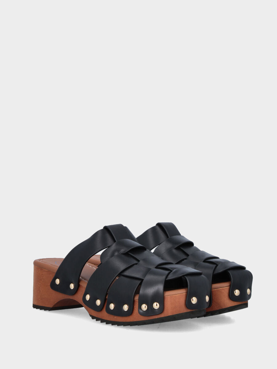 Ciabattone in vitello nero con fasce chiodate e zeppa in legno