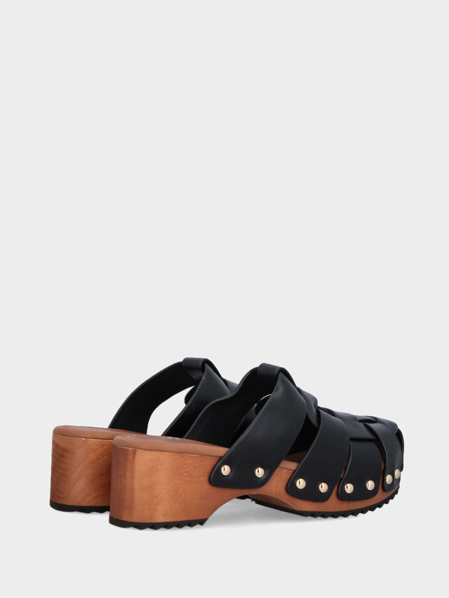Ciabattone in vitello nero con fasce chiodate e zeppa in legno