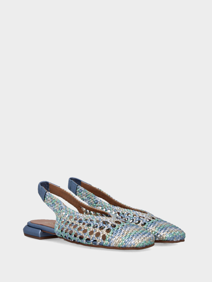 Slingback in laminato azzurro con tomaia multicolor intrecciata